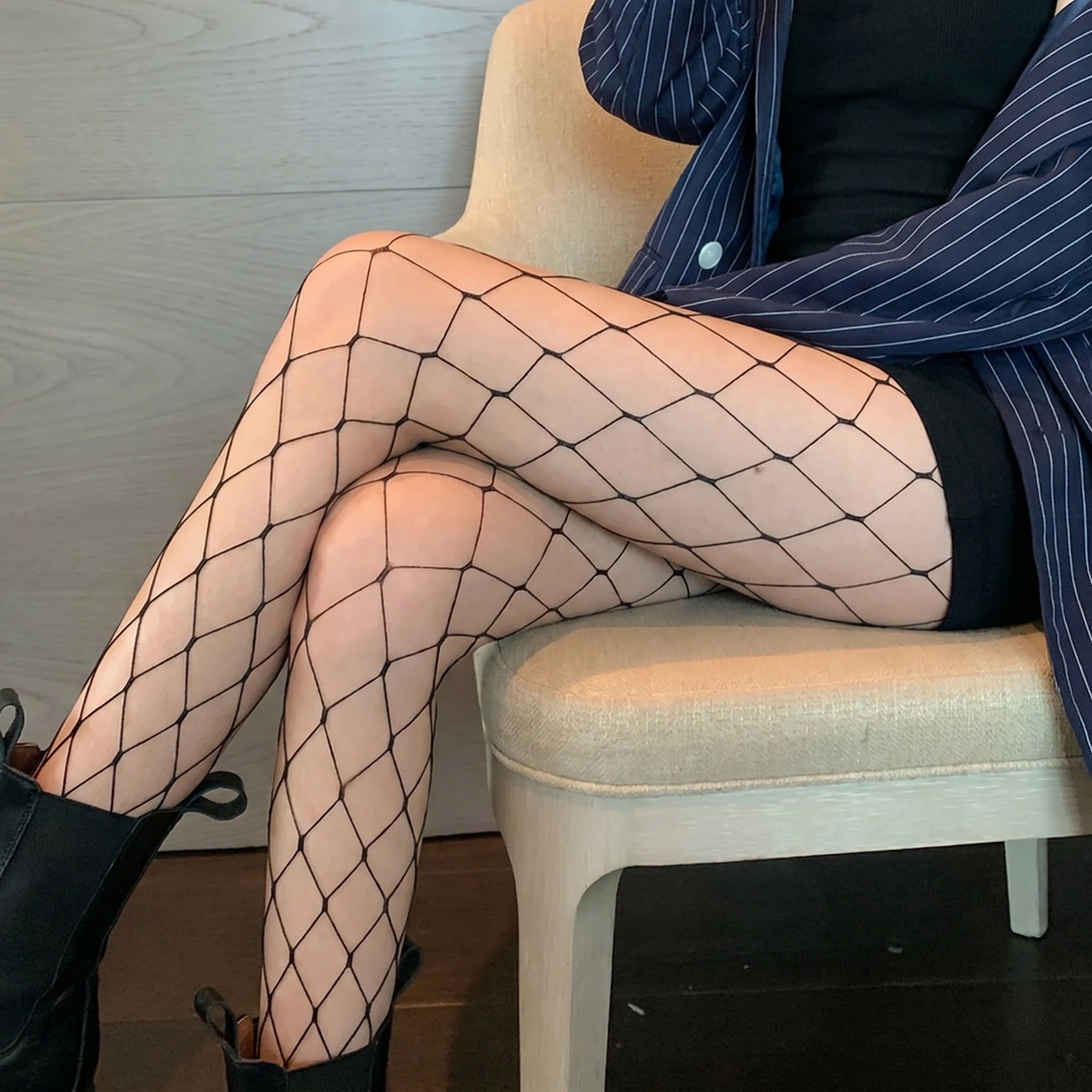 Charlotte Womens Chic Sheer Fishnet Tights