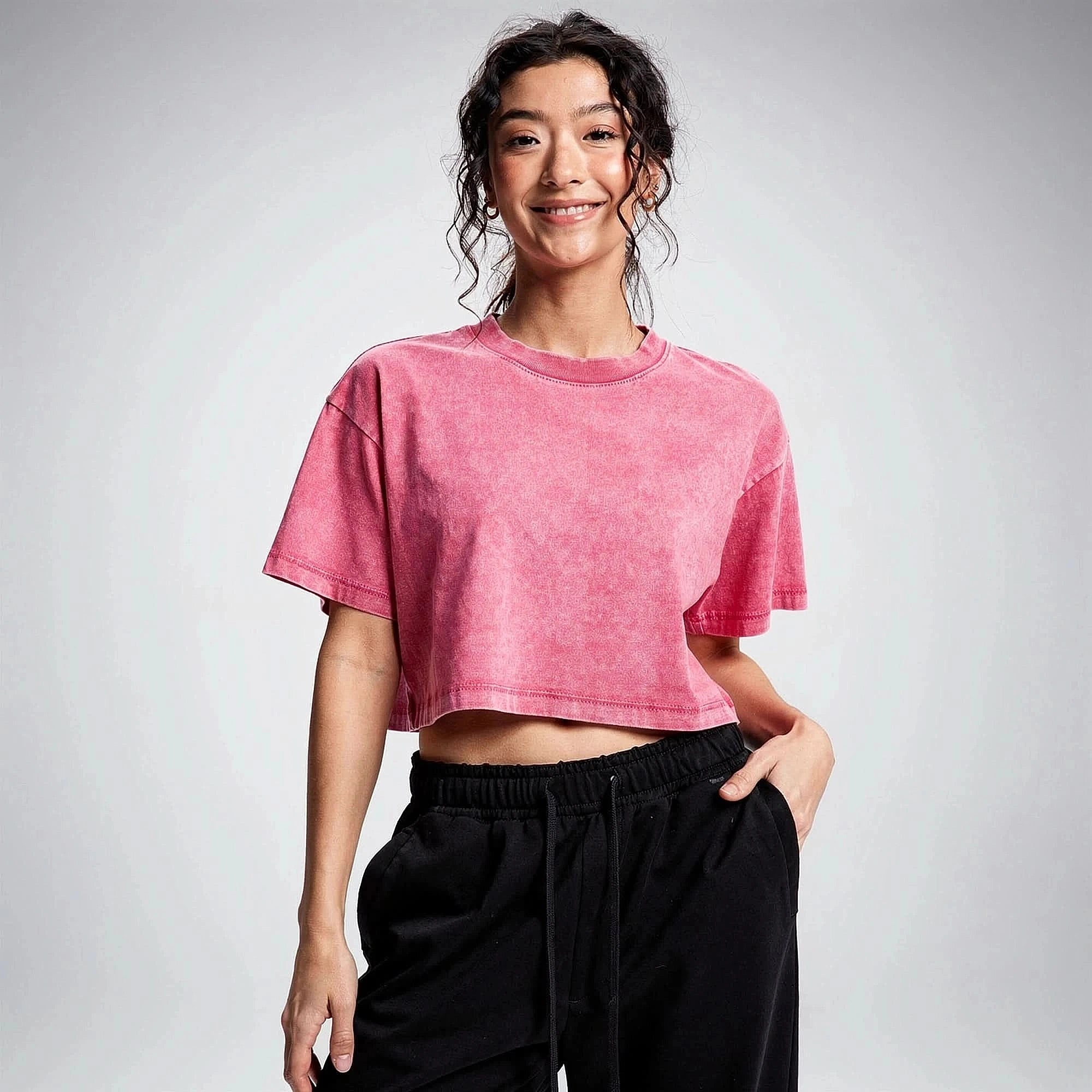View of a slim fitting elegant t shirt in soft cotton, featuring a classic crew neckline and short sleeves