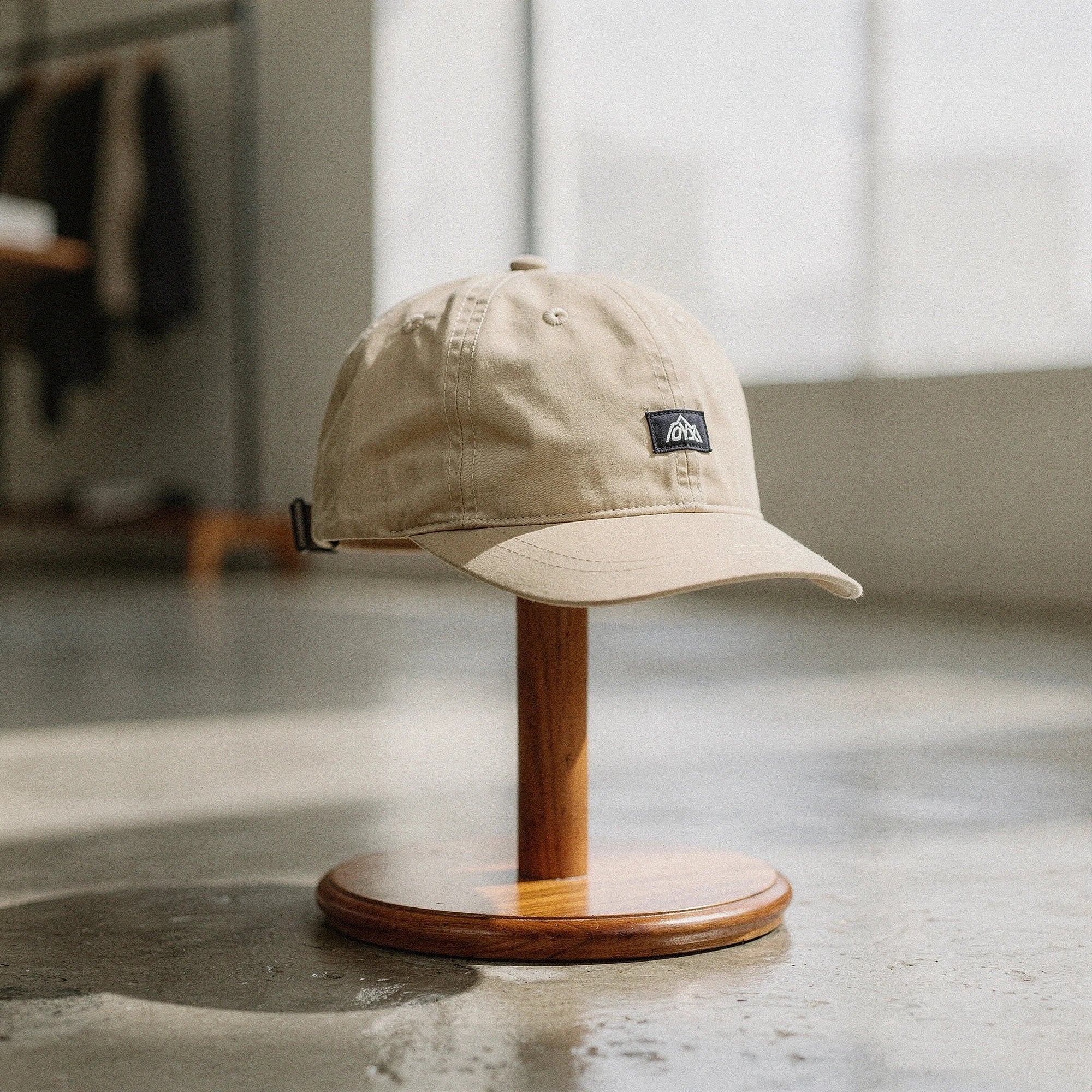 View of a stylish men's baseball cap in light gray, made from breathable fabric for all season wear