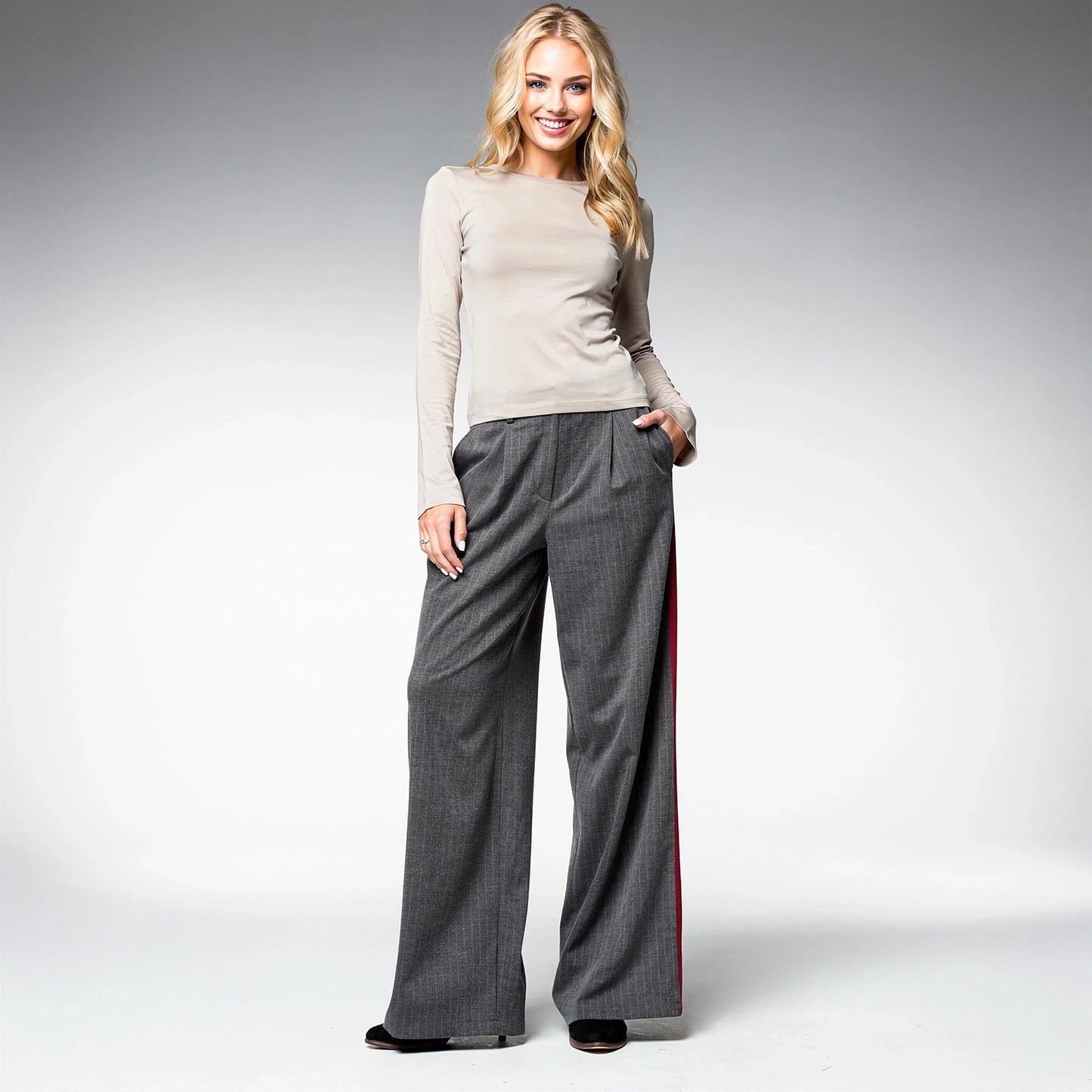 View of high waist trousers in light gray fabric, featuring a sleek silhouette and tailored design