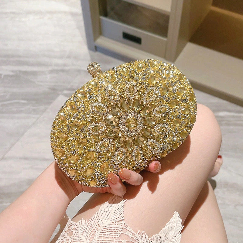 Elegant clutch bag in soft leather with a sleek silhouette, featuring gold tone clasp and minimalist design — view — view 28